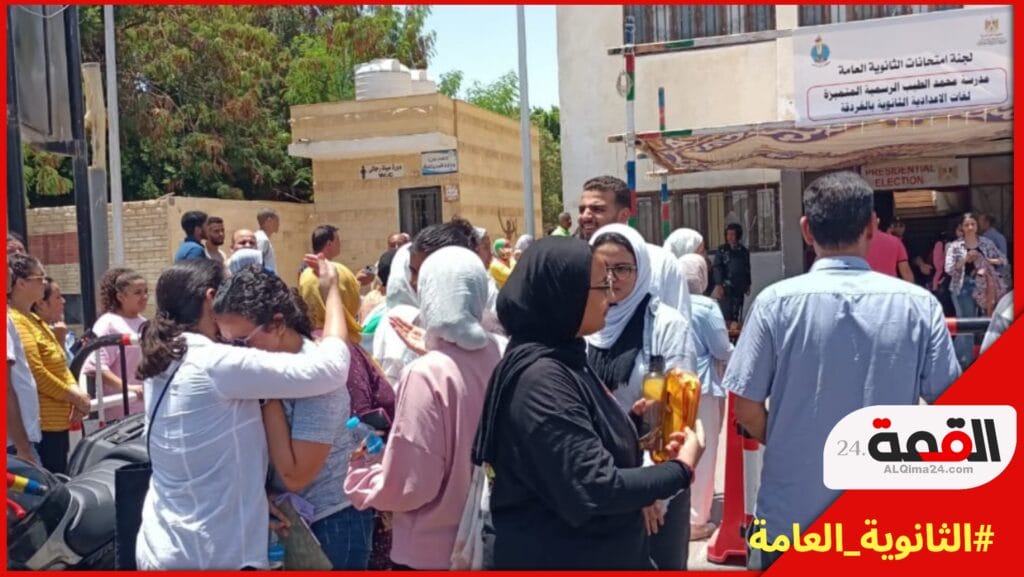 " امتحانات الثانوية العامة" مدرسة تغشش أختها من خلف الاسوار بالمنصورة 